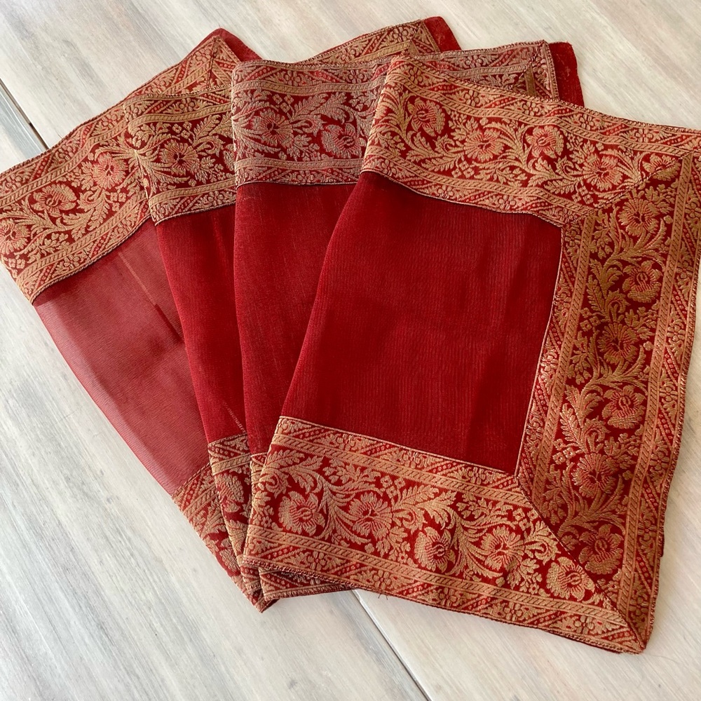 Set of (4) Burgundy Placemats with Gold Borders + Gold Napkins (4).